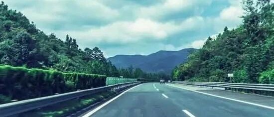 如何安全汇入高速公路？动图一目了然！