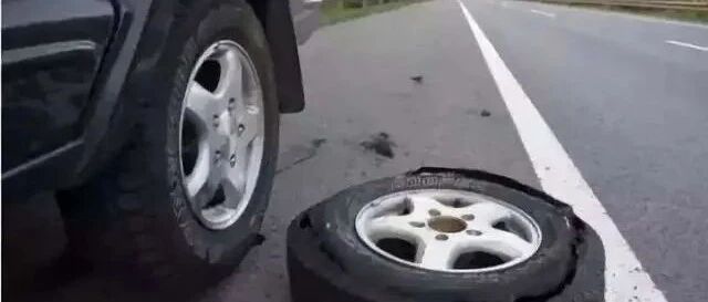 车在高速上爆胎了，停在应急车道上违法吗？