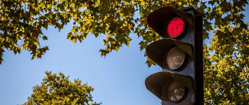 这种情况到底能不能右转？很多人都做错了！