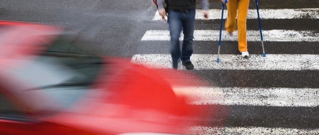 礼让行人被追尾，事故责任该谁承担？