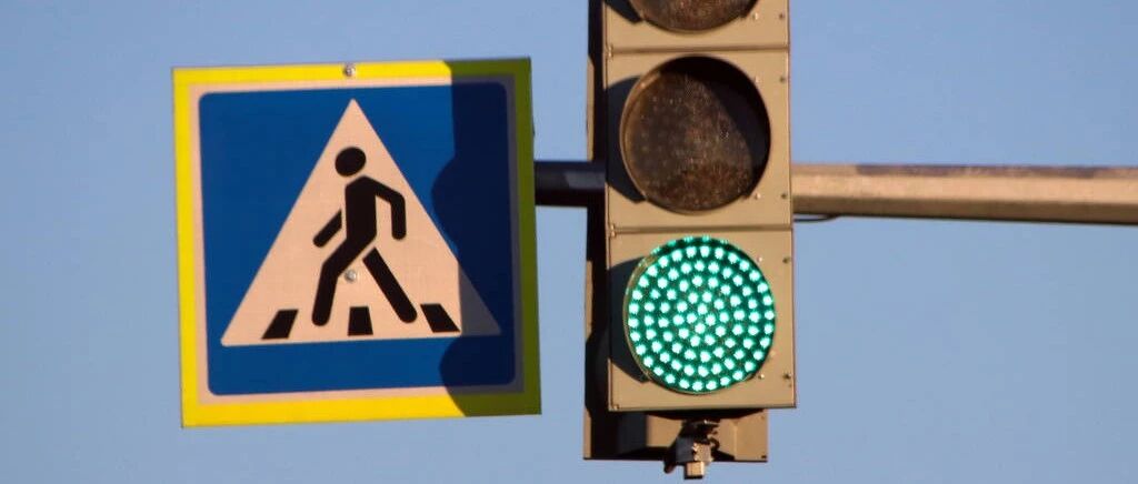 开车通过路口时，全屏灯和箭头灯到底看哪个？