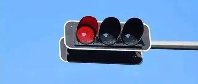 刚过停止线就变红灯，遇到这样的情况怎么办？