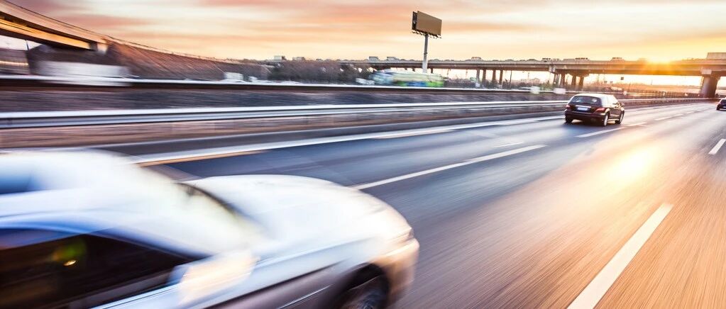 在这种车道上，遇见这种情况该怎么做？