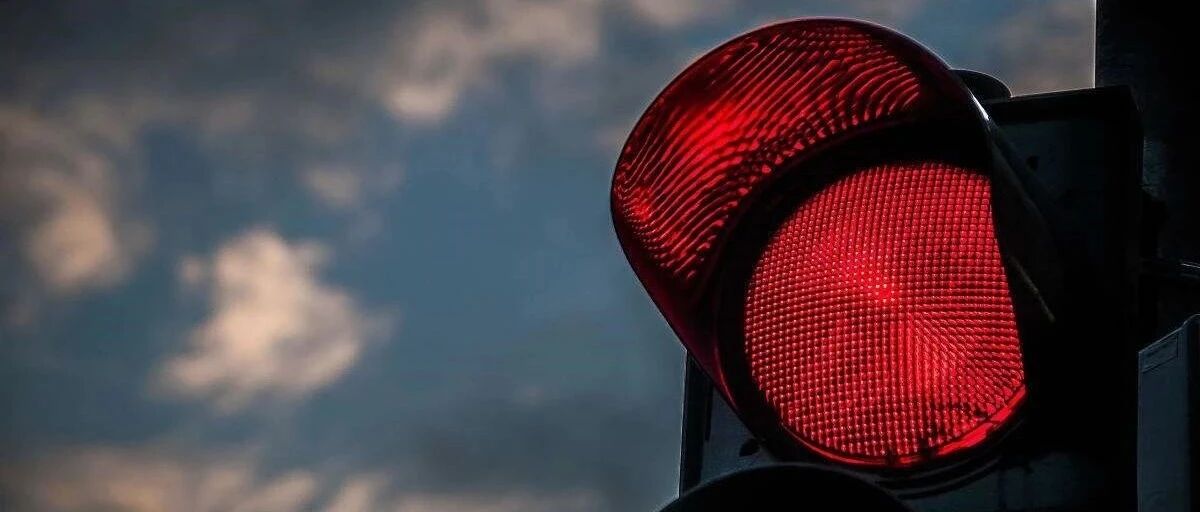 左转弯是红灯时，到底能不能转弯和掉头？看完这个终于不纠结了