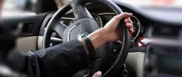 姿势不对，危险加倍！你是这样握方向盘的吗？