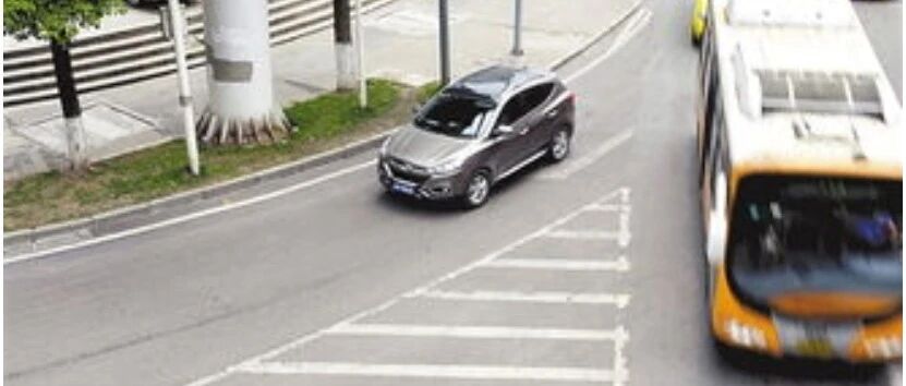 遇到这种标线该咋走？很多人都被扣分了！