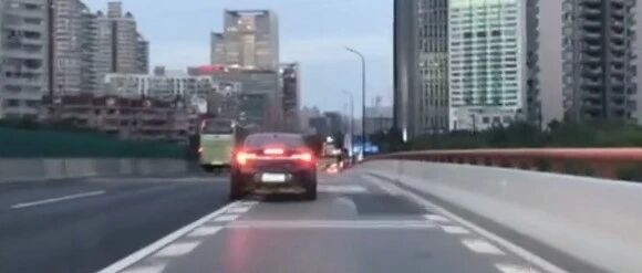 注意：这样的虚线不能变道！