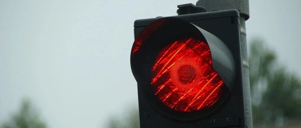 各位车主：这些路口红灯也能走，不违章！