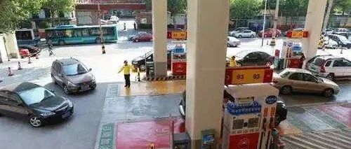在加油站停一会儿车，怎么还被贴罚单了呢？