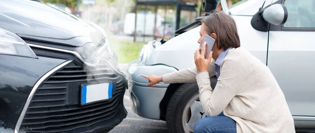 不懂规则，事故全责！开车遇到这种路口怎么过？