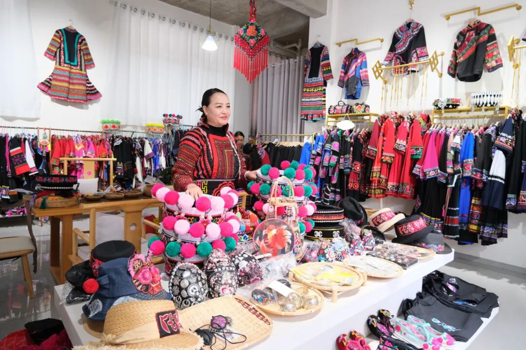 贯彻全会精神 云岭一线见闻：针线连电商 巧手绣共富-6-1原图.jpg