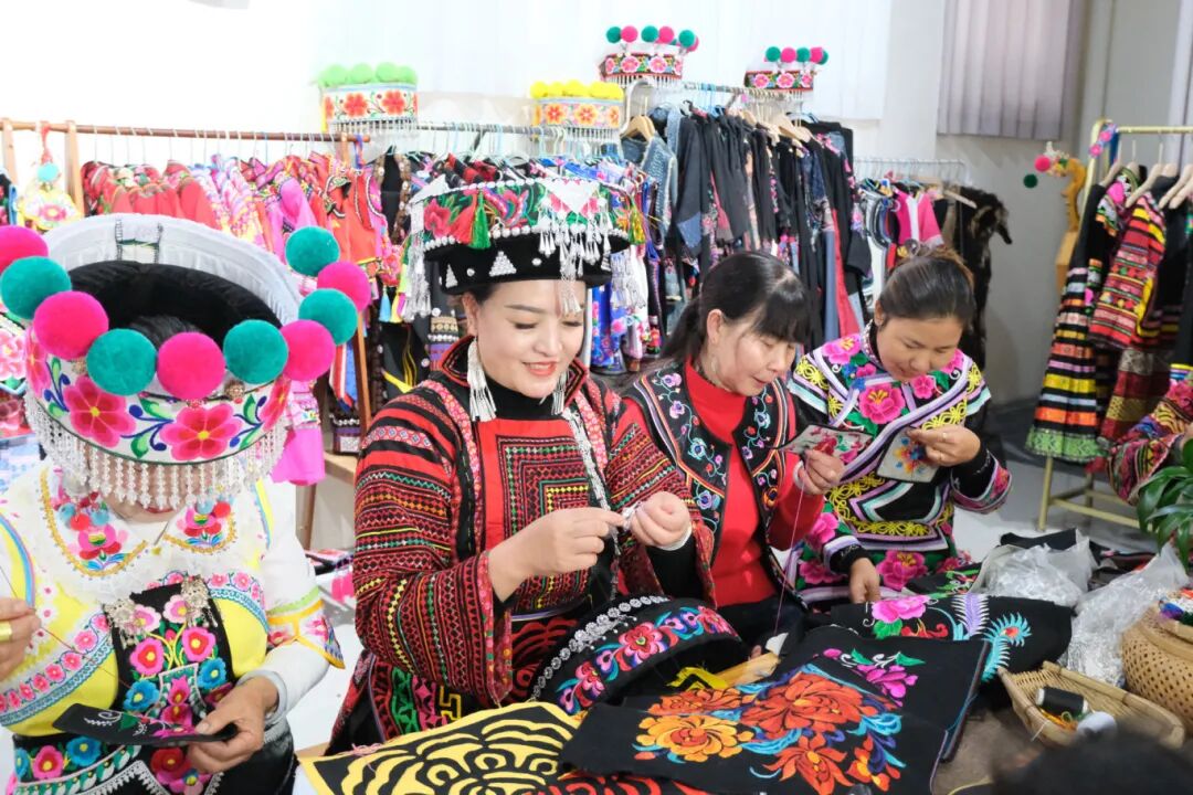 贯彻全会精神 云岭一线见闻：针线连电商 巧手绣共富-2-1原图.jpg