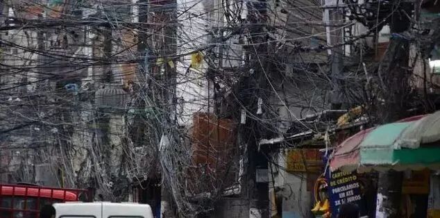 印度人為什么要偷電，貧民窟電網如“盤絲洞”，政府為什么管不了的圖2