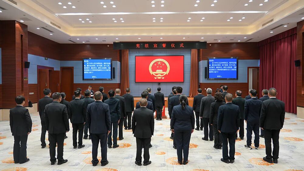 兴仁市二届人大六次会议举行宪法宣誓仪式