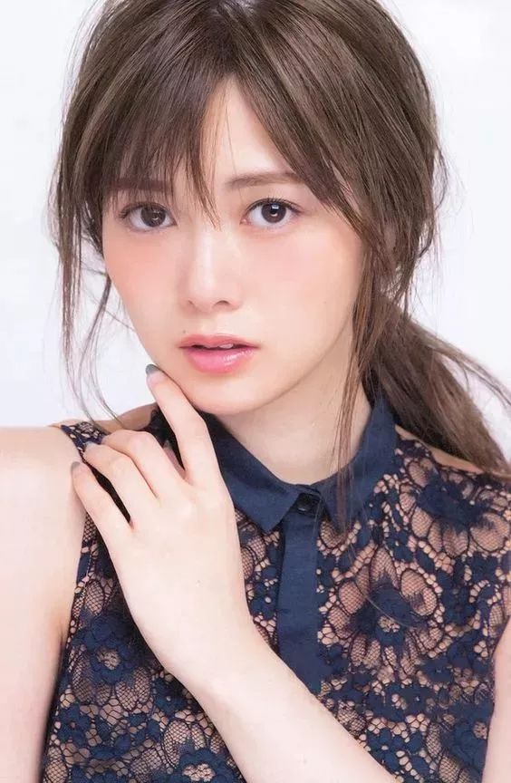 麻衣(乃木坂46)出生于日本岐阜县的织部里沙以主唱人气动漫主题曲和