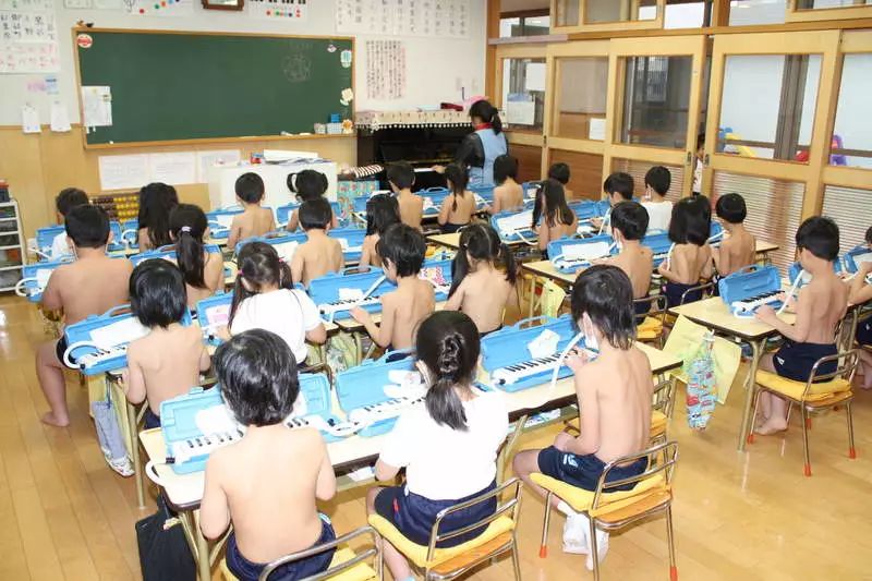 成長丨某日本幼兒園不分男女，必須裸著上身上課！家長卻擠破頭想把孩子送進去... 親子 第10張