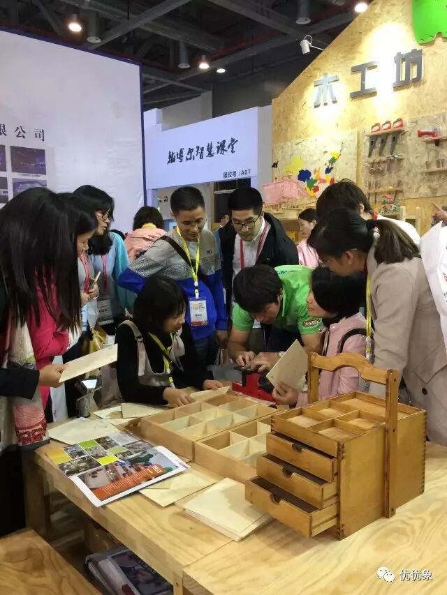 目前全国已有1000多家幼儿园引进了优优象创客工坊木工坊,有100多家