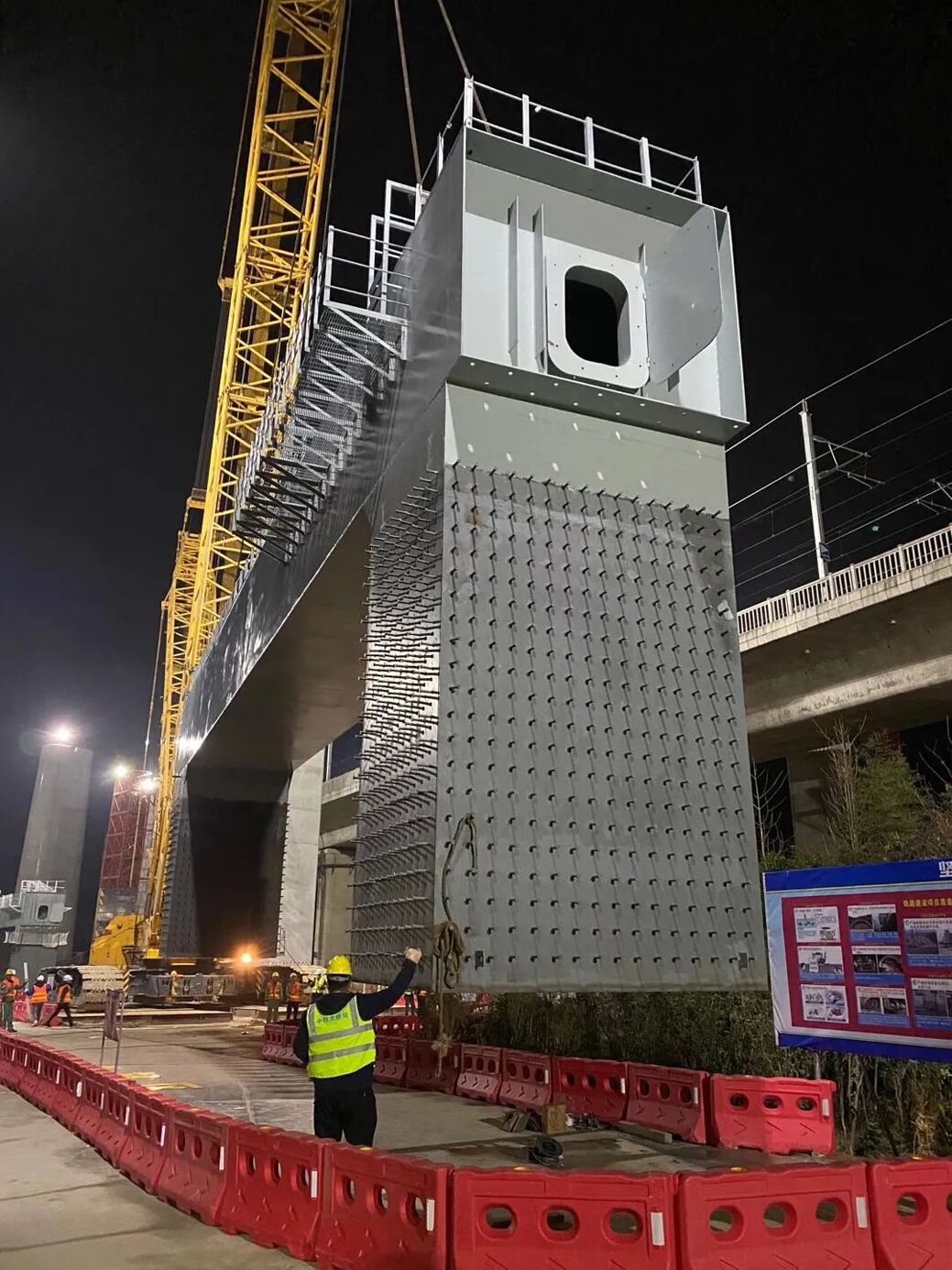 湖杭铁路攻克高难度吊装施工
