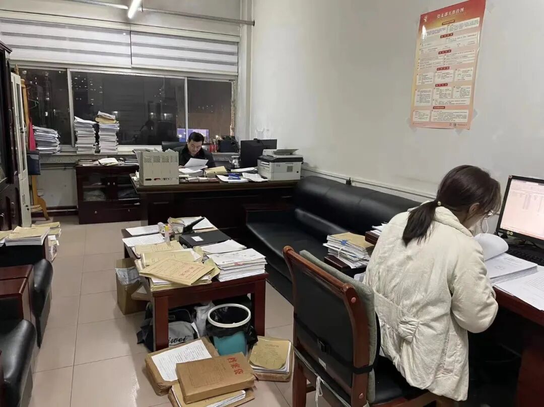 夜里挑灯办案魏都法院加班清案奋战正酣