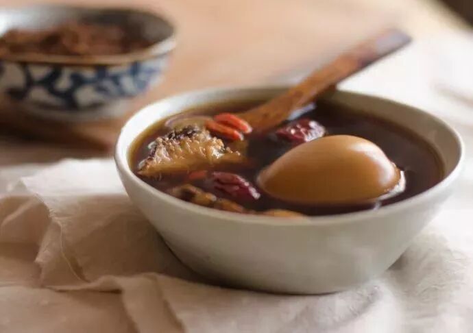 每天喝这些补水养颜的汤水，不出一个月，皮肤嫩到滴出水！