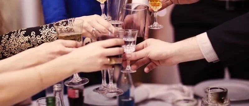 见识丨新员工不喝领导敬酒被打耳光，畸形酒文化该剔除了！