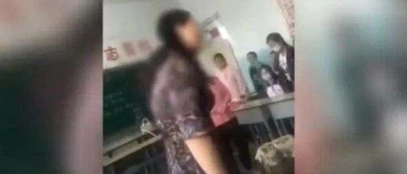 因学生未送花就撒泼谩骂，这样的老师不该有