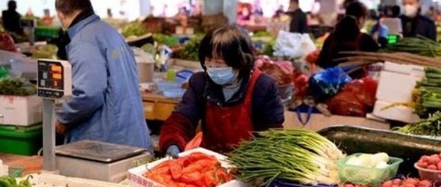 规定女摊贩不超45岁，表面“为你好”暗地里搞歧视