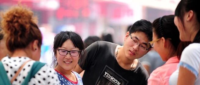 独立报到的新生值得鼓掌，但爹妈“送学”的孩子未必不独立