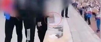 让学生当众销毁手机，这是教育？