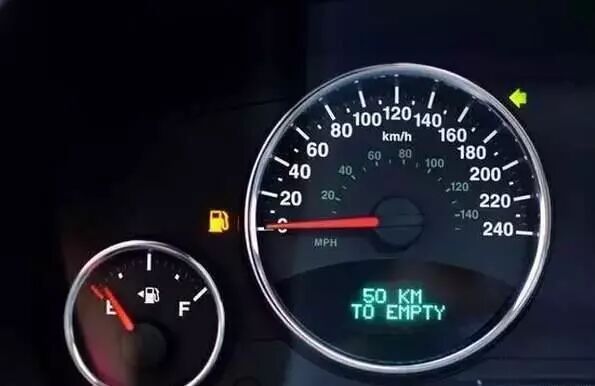 油箱黄灯亮了,到底还能跑多远?其实每辆车都不一样!