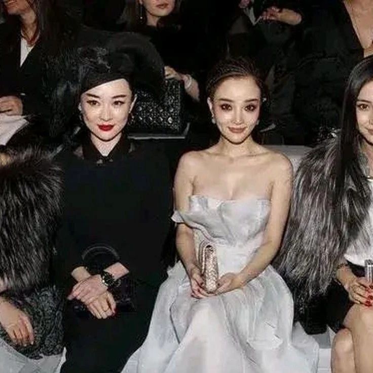 李小璐和闺蜜约会,霍思燕扎冲天辫,脑门油亮,44岁还在扮嫩