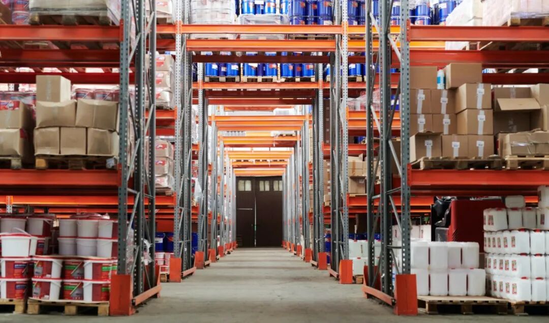 消费需求放缓商品库存积压美国最大仓库区爆满