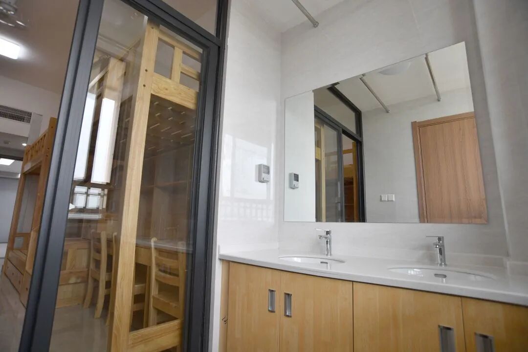 学生宿舍大楼共9层,配备10部电梯,每间宿舍配备6张高档实木寝具及书桌