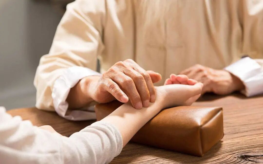 来吧展示中医护理技术之气交灸