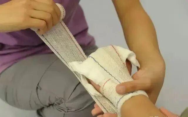 医用绷带怎么绑图解健康科普：急救医生教您几种简易绷带包扎方法_https://www.jmylbn.com_新闻资讯_第15张