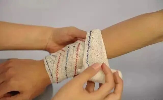 医用绷带怎么绑图解健康科普：急救医生教您几种简易绷带包扎方法_https://www.jmylbn.com_新闻资讯_第11张