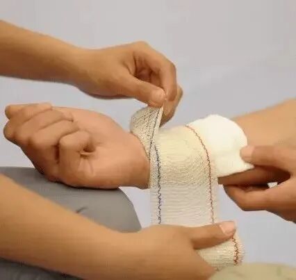 医用绷带怎么绑图解健康科普：急救医生教您几种简易绷带包扎方法_https://www.jmylbn.com_新闻资讯_第7张