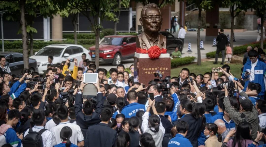 雕塑英文 英语 || 钟南山母校为其立雕像，为何引争议？