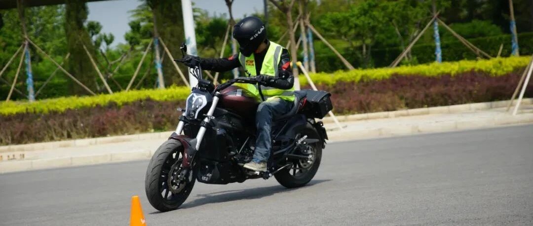 中国摩托车媒体联合评测：国产运动巡航贝纳利502c，究竟是“抄袭”还是真香！