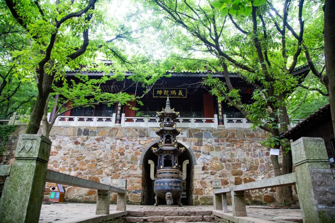 清泉叮咚作响沿途还有溪水流过驱散夏日所有的燥热与烦恼眼前是盛夏