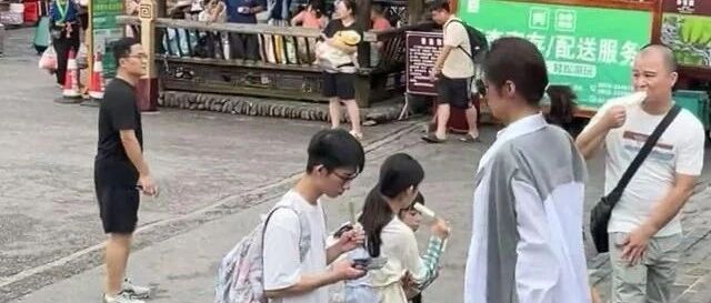 付辛博妻女贵州被偶遇,颖儿169身高真没虚报,7岁女儿长腿抢镜