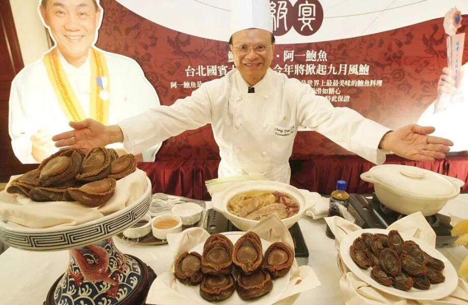 杨贯一曾多次应邀到台湾表演厨艺,且每次均在岛内掀起美食之热潮.