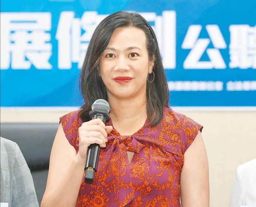 来回答:"dont use money to measure my patriotism"(别用金钱去衡