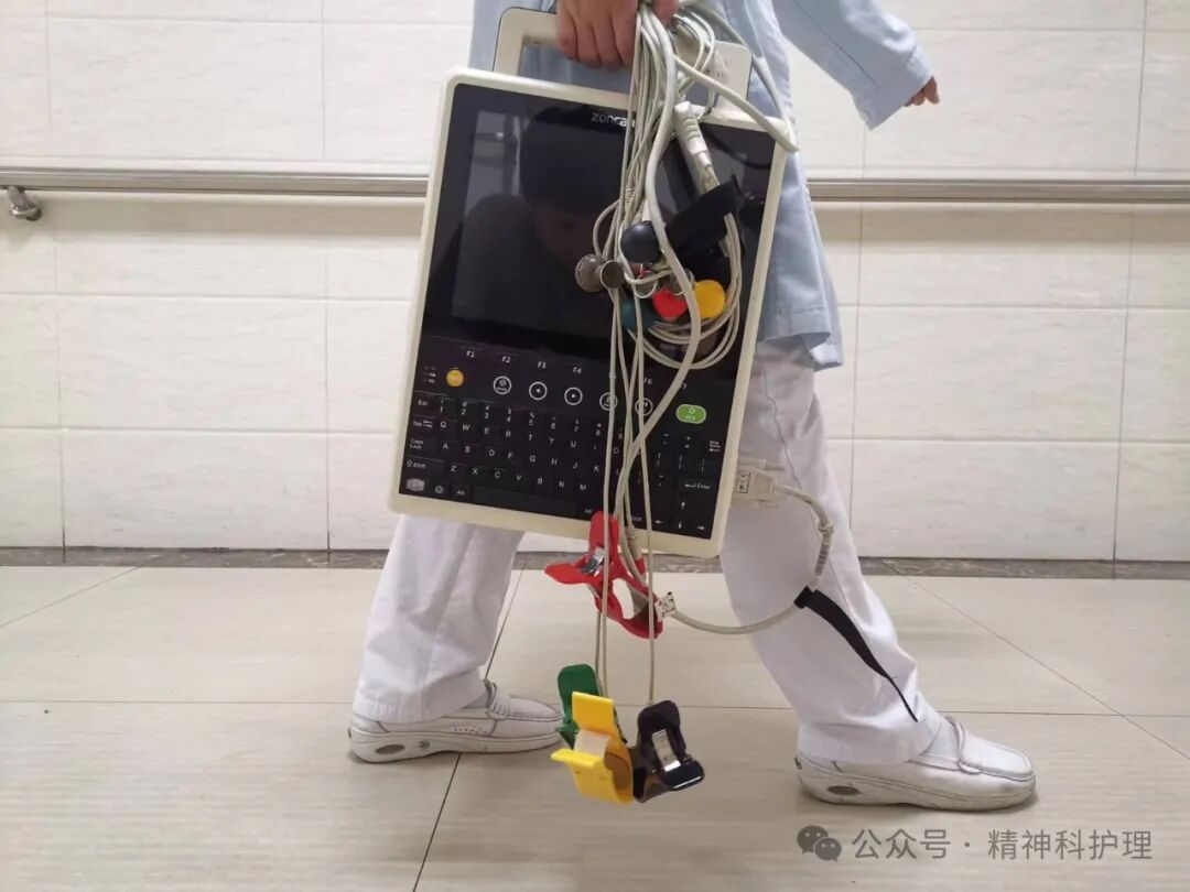 心电图机线怎么找精神科护士发明实用新型专利——便携式心电图机收纳包_https://www.jmylbn.com_新闻资讯_第3张