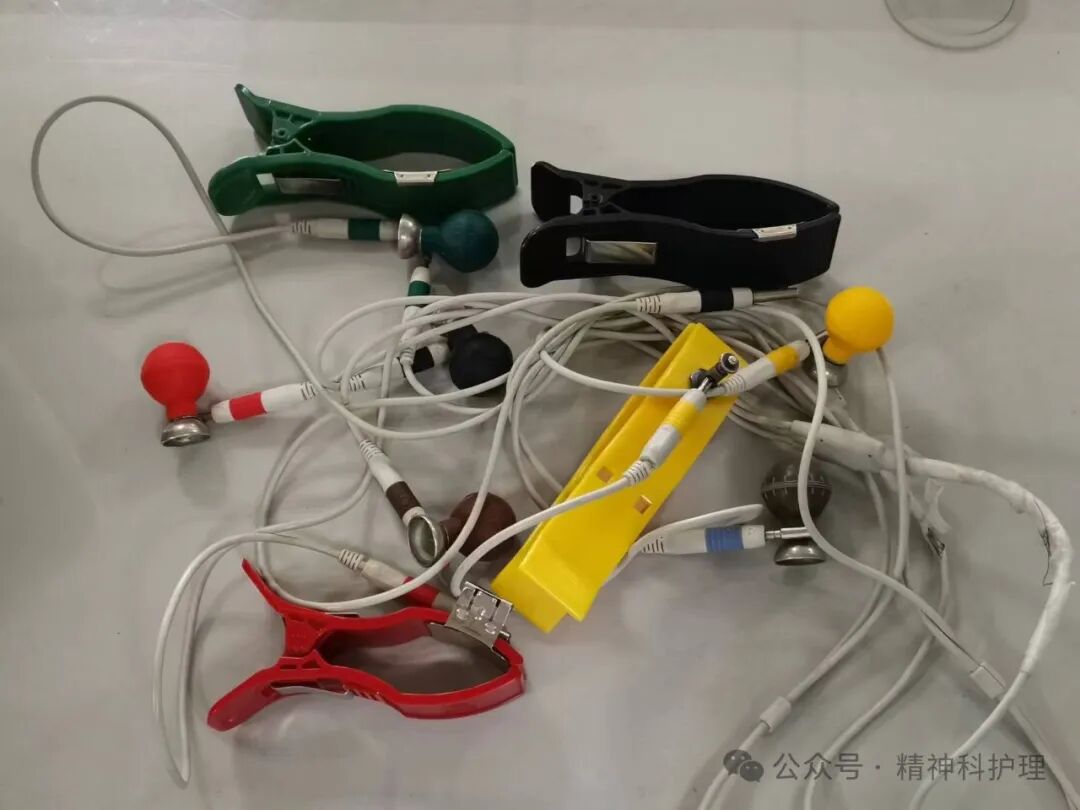 心电图机线怎么找精神科护士发明实用新型专利——便携式心电图机收纳包_https://www.jmylbn.com_新闻资讯_第4张