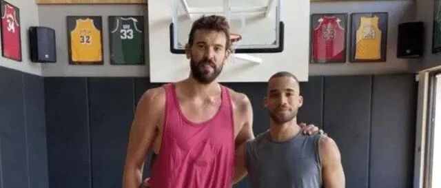 冠军中锋停赛期暴瘦！真快认不出来了...