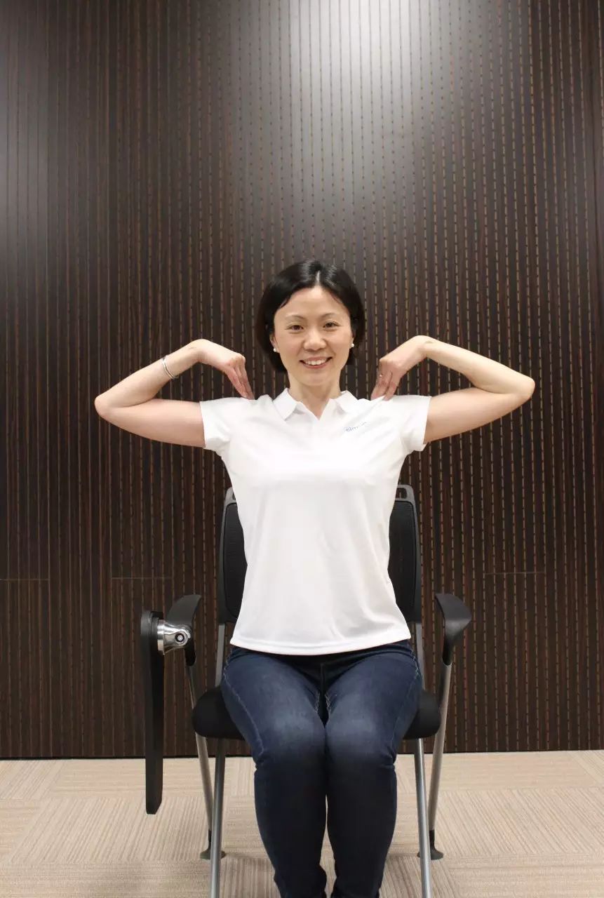 第三步:用肘关节带动肩关节,做绕肩运动.