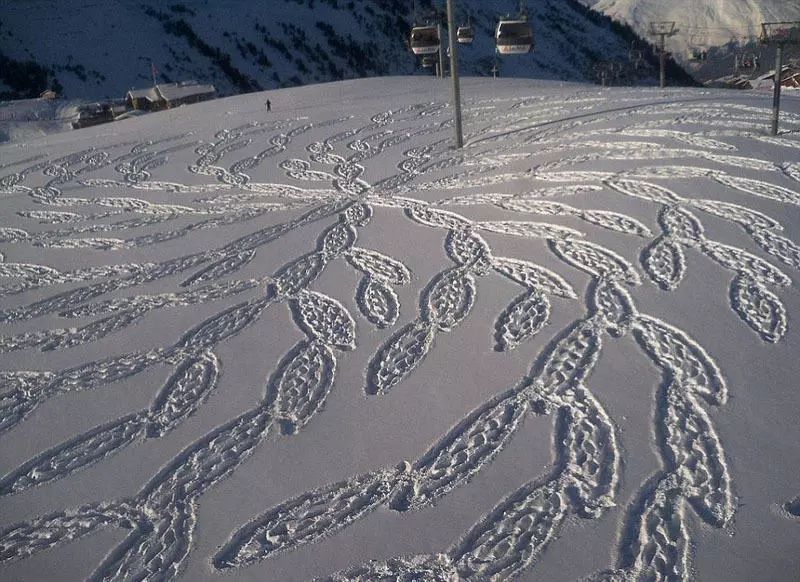 【雅德馨香】阿尔卑斯山上用脚踩雪绘巨图