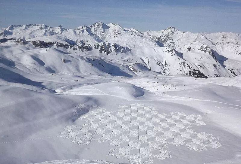 西蒙用双脚在积雪上踩出的图案.