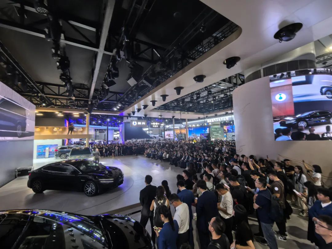 中晶科技：第三季度營(yíng)業(yè)收入9989.86萬(wàn)元，同比增長(zhǎng)14.21%